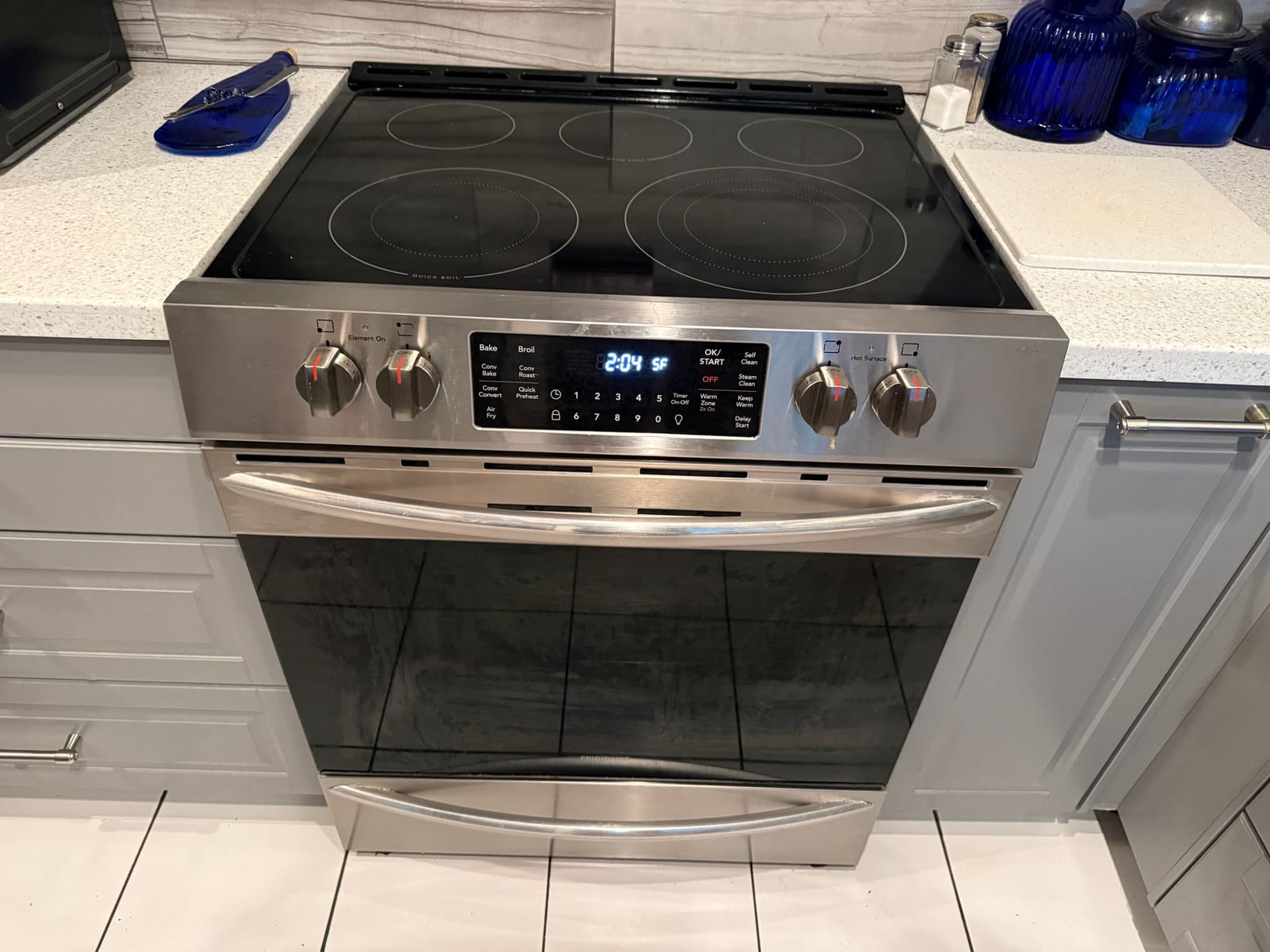 Frigidaire Gallery electric range with a glass cooktop and SF on the display, in a kitchen in East Lake Woodlands, Oldsmar