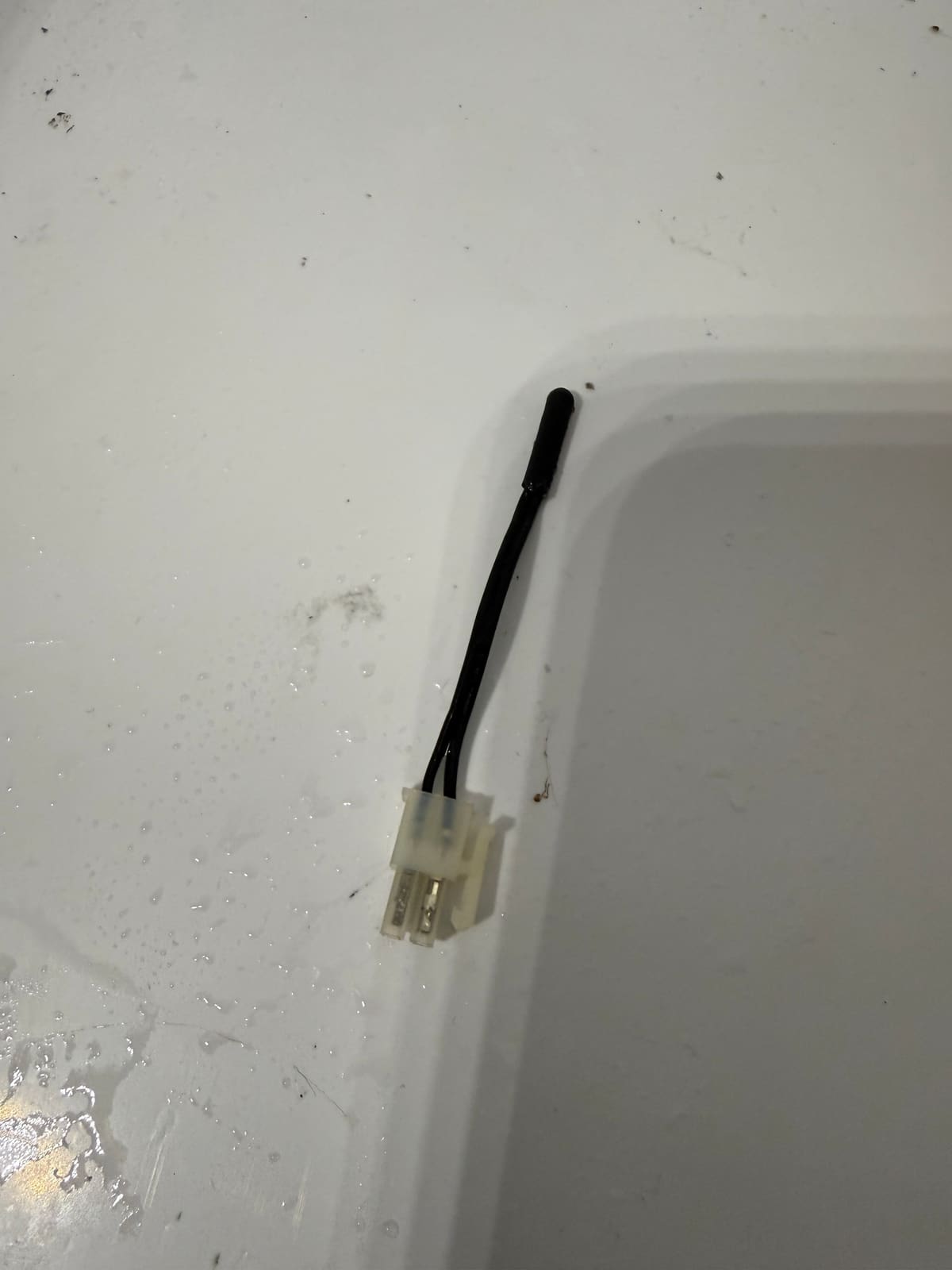 Whirlpool defrost thermistor sensor with its two-wire connector